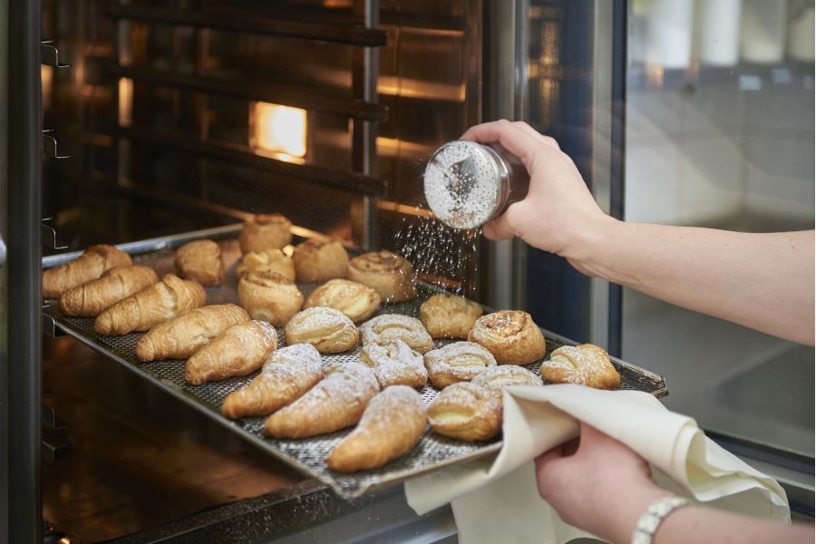 Frische Croissants aus dem Ofen